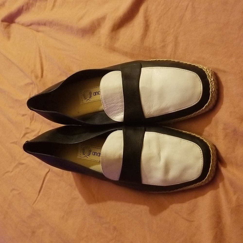 Andre Assous sz 7 blk & white
